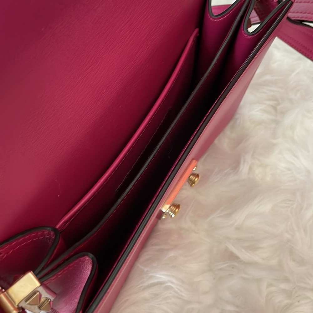 100% AUTHENTIC VALENTINO ROCKSTUD CROSSBODY BAG IN LEATHER FUSHIA. - Picture 8 of 8